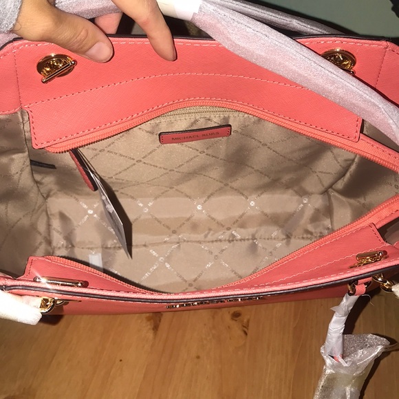 Michael Kors Jet Set Tote - Picture 4 of 7